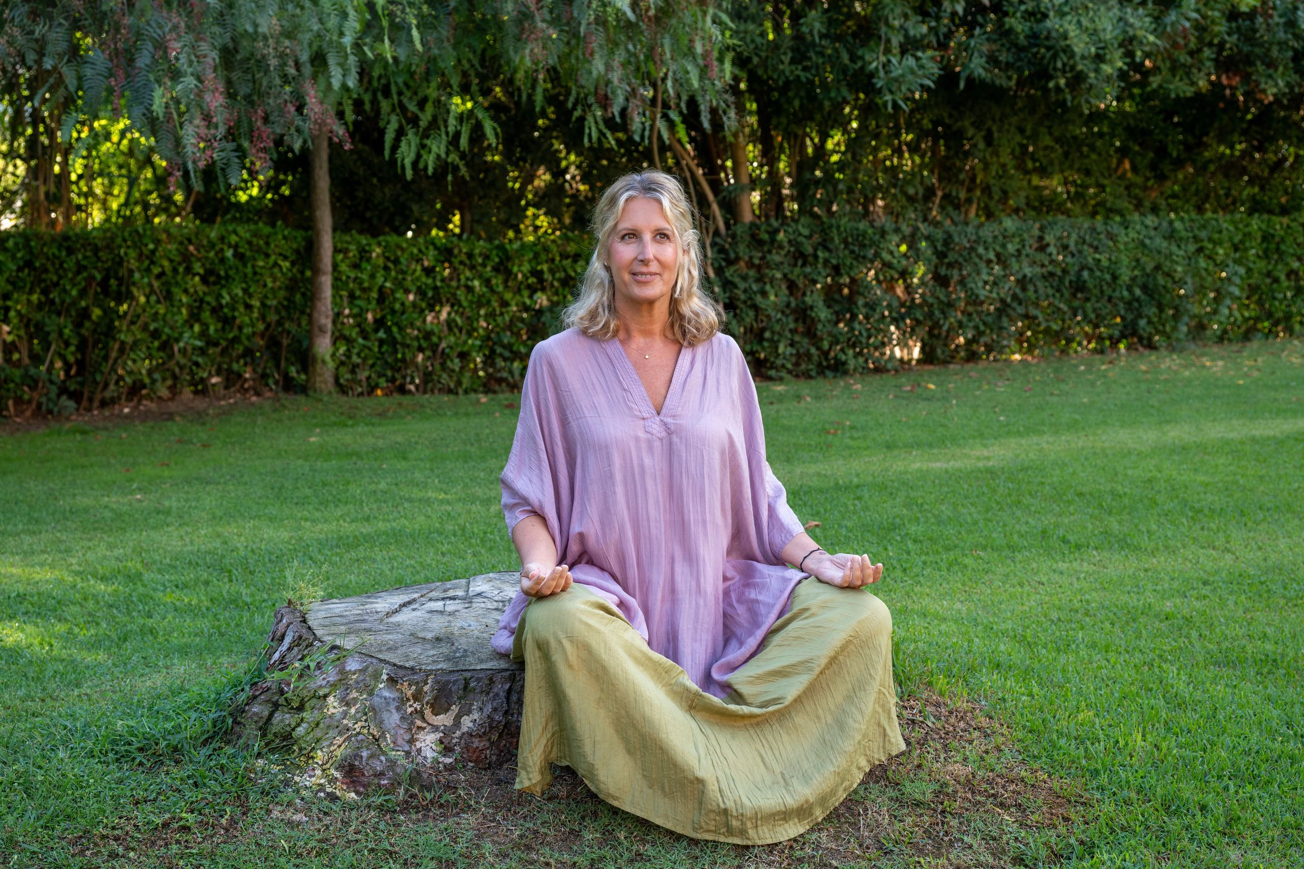 Rebeca Falcó meditando sentada en un jardín